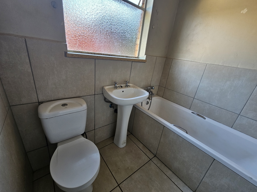 To Let 2 Bedroom Property for Rent in Adamayview North West